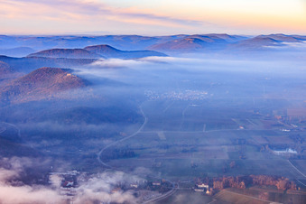 Vue aérienne de Nuages bas au-dessus de la route des vins à Eschbach dans le département Rhénanie-Palatinat, Allemagne