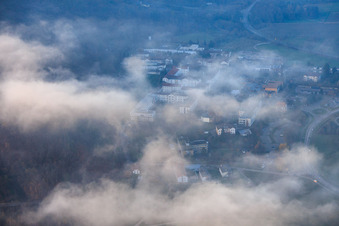 Vue aérienne de Nuages bas au-dessus du Pfalzklinik Landeck à Klingenmünster dans le département Rhénanie-Palatinat, Allemagne