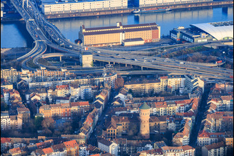 Vue aérienne de Routes d'accès de la Hochstraße Nord (B44) au Kurt-Schuhmacher-Brücke via le Rhin avec le silo à grains ZG Raiffeisen et neska Schiffahrts- und Speditionskontor GmbH à le quartier Mitte in Ludwigshafen am Rhein dans le département Rhénanie-Palatinat, Allemagne