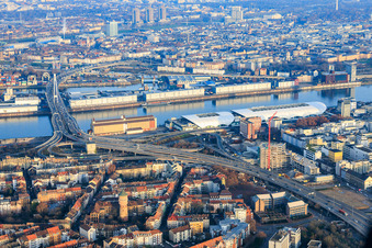 Vue aérienne de L'ancien hôtel de ville de Ludwigshafen, partiellement démoli, se trouvait dans l'ancien centre de l'hôtel de ville, sur l'autoroute surélevée (B44) qui sera encore démolie. à le quartier West in Ludwigshafen am Rhein dans le département Rhénanie-Palatinat, Allemagne