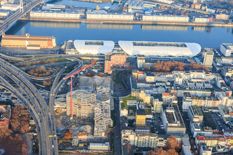 Vue d'oiseau de L'ancien hôtel de ville de Ludwigshafen, partiellement démoli, se trouvait dans l'ancien centre de l'hôtel de ville, sur l'autoroute surélevée (B44) qui sera encore démolie. à le quartier Mitte in Ludwigshafen am Rhein dans le département Rhénanie-Palatinat, Allemagne