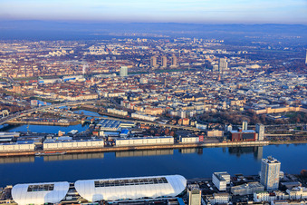Vue aérienne de Vue de la ville depuis l'ouest, entre le Rhin et le Neckar. à le quartier Innenstadt in Mannheim dans le département Bade-Wurtemberg, Allemagne