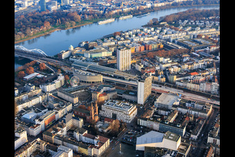 Vue aérienne de Grand trou à Ludwigshafen et Berliner Platz avec une grande roue sur le marché de Noël devant la clinique Apollonia Kurpfalz à le quartier Mitte in Ludwigshafen am Rhein dans le département Rhénanie-Palatinat, Allemagne