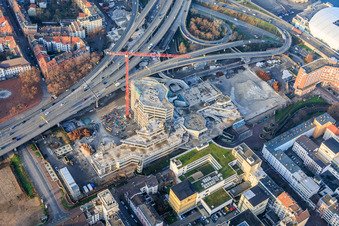 Enregistrement par drone de L'ancien hôtel de ville de Ludwigshafen, partiellement démoli, se trouvait dans l'ancien centre de l'hôtel de ville, sur l'autoroute surélevée (B44) qui sera encore démolie. à le quartier Mitte in Ludwigshafen am Rhein dans le département Rhénanie-Palatinat, Allemagne