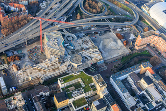 Image drone de L'ancien hôtel de ville de Ludwigshafen, partiellement démoli, se trouvait dans l'ancien centre de l'hôtel de ville, sur l'autoroute surélevée (B44) qui sera encore démolie. à le quartier Mitte in Ludwigshafen am Rhein dans le département Rhénanie-Palatinat, Allemagne