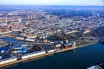 Vue aérienne de Vue de la ville depuis l'ouest, entre le Rhin et le Neckar. à le quartier Innenstadt in Mannheim dans le département Bade-Wurtemberg, Allemagne