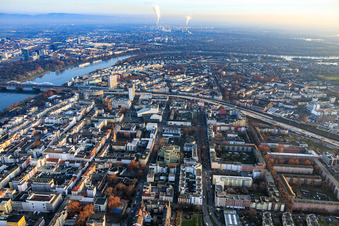 Vue aérienne de Heiningstraße et Berliner Straße depuis le nord-ouest à le quartier Mitte in Ludwigshafen am Rhein dans le département Rhénanie-Palatinat, Allemagne