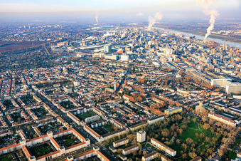 Vue aérienne de Aperçu du district, y compris Alwin-Mittasch-Park à le quartier Friesenheim in Ludwigshafen am Rhein dans le département Rhénanie-Palatinat, Allemagne