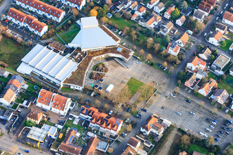 Vue aérienne de Centre culturel Palatinum, restaurant Palatinum - Mutterstadt et salle de sport de l'association de gymnastique et de sports « 1886 » Mutterstadt eV à Mutterstadt dans le département Rhénanie-Palatinat, Allemagne