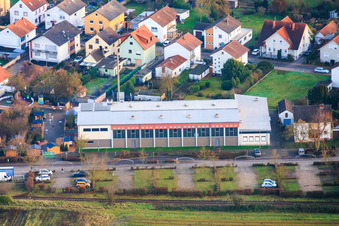 Vue aérienne de Marché de Noël à la Fuchsbachhalle à Zeiskam dans le département Rhénanie-Palatinat, Allemagne