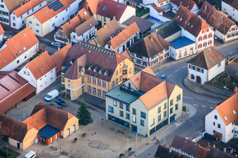 Vue aérienne de Place du village avec centre communautaire et agence VR Bank Südpfalz eG à Ottersheim à Ottersheim bei Landau dans le département Rhénanie-Palatinat, Allemagne
