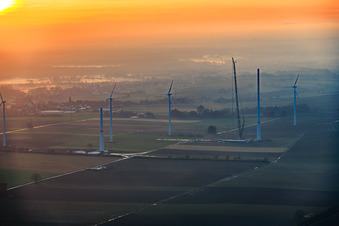 Vue aérienne de Coucher de soleil pendant le renouvellement du parc éolien Minfeld. JUWI remplace quatre anciennes turbines (GE 1.5) de 2004 par deux nouvelles turbines Vestas V162 modernes, chacune d'une capacité de six MW. à Minfeld dans le département Rhénanie-Palatinat, Allemagne