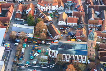 Vue aérienne de Marché de Noël sur la place du marché à Kandel dans le département Rhénanie-Palatinat, Allemagne