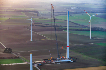 Vue aérienne de Grue géante pour la modernisation du parc éolien Minfeld. JUWI remplace quatre anciennes turbines (GE 1.5) de 2004 par deux nouvelles turbines Vestas V162 modernes, chacune d'une puissance de six MW. à Minfeld dans le département Rhénanie-Palatinat, Allemagne