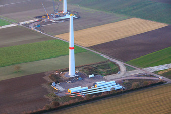 Vue oblique de Grue géante pour la modernisation du parc éolien Minfeld. JUWI remplace quatre anciennes turbines (GE 1.5) de 2004 par deux nouvelles turbines Vestas V162 modernes, chacune d'une puissance de six MW. à Minfeld dans le département Rhénanie-Palatinat, Allemagne
