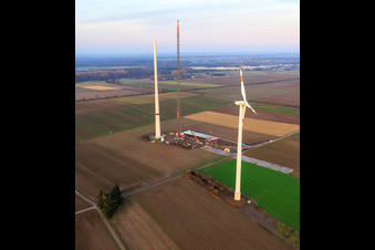 Vue d'oiseau de Grue géante pour la modernisation du parc éolien Minfeld. JUWI remplace quatre anciennes turbines (GE 1.5) de 2004 par deux nouvelles turbines Vestas V162 modernes, chacune d'une puissance de six MW. à Minfeld dans le département Rhénanie-Palatinat, Allemagne