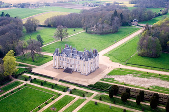 Vue aérienne de Le Château de la Pierre Château à Coudrecieux dans le département Sarthe, France