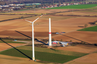 Vue aérienne de Modernisation du parc éolien Minfeld. JUWI remplace quatre anciennes turbines (GE 1.5) de 2004 par deux nouvelles turbines Vestas V162 modernes, chacune d'une capacité de six MW. à Minfeld dans le département Rhénanie-Palatinat, Allemagne