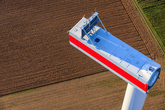 Vue aérienne de Modernisation du parc éolien Minfeld. JUWI remplace quatre anciennes turbines (GE 1.5) de 2004 par deux nouvelles turbines Vestas V162 modernes, chacune d'une capacité de six MW. à Minfeld dans le département Rhénanie-Palatinat, Allemagne