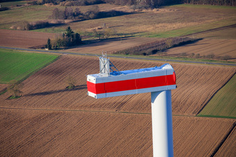 Photographie aérienne de Modernisation du parc éolien Minfeld. JUWI remplace quatre anciennes turbines (GE 1.5) de 2004 par deux nouvelles turbines Vestas V162 modernes, chacune d'une capacité de six MW. à Minfeld dans le département Rhénanie-Palatinat, Allemagne