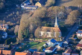 Vue aérienne de L'église protestante Wolfgang en hiver sans neige à Freckenfeld dans le département Rhénanie-Palatinat, Allemagne