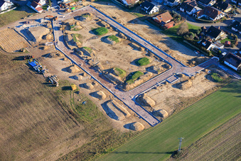 Nouvelle zone de développement "In den Kieseläckern II" en cours de développement à Herxheimweyher dans le département Rhénanie-Palatinat, Allemagne d'en haut