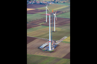 Vue aérienne de Modernisation du parc éolien de Minfeld. JUWI remplace quatre turbines plus anciennes (GE 1.5) datant de 2004 par deux nouvelles turbines modernes Vestas V162, d'une capacité de six MW chacune. à Kandel dans le département Rhénanie-Palatinat, Allemagne