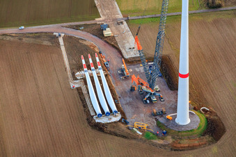 Vue aérienne de Modernisation du parc éolien de Minfeld. JUWI remplace quatre turbines plus anciennes (GE 1.5) datant de 2004 par deux nouvelles turbines modernes Vestas V162, d'une capacité de six MW chacune. à Kandel dans le département Rhénanie-Palatinat, Allemagne