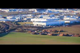 Vue aérienne de Site de construction de Vulcan Energy pour une usine d'extraction de lithium et d'énergie géothermique sur la piste cyclable entre Herxheim et Landau à Landau in der Pfalz dans le département Rhénanie-Palatinat, Allemagne