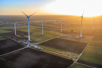 Photographie aérienne de Modernisation du parc éolien de Minfeld. JUWI remplace quatre turbines plus anciennes (GE 1.5) datant de 2004 par deux nouvelles turbines modernes Vestas V162, d'une capacité de six MW chacune. à Kandel dans le département Rhénanie-Palatinat, Allemagne