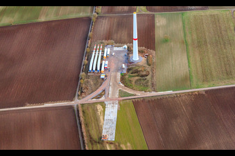 Modernisation du parc éolien de Minfeld. JUWI remplace quatre turbines plus anciennes (GE 1.5) datant de 2004 par deux nouvelles turbines modernes Vestas V162, d'une capacité de six MW chacune. à Kandel dans le département Rhénanie-Palatinat, Allemagne vue d'en haut