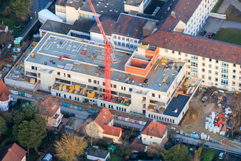 Chantier de construction pour l'agrandissement de l'Asklepios Südpfalzklinik Kandel à Kandel dans le département Rhénanie-Palatinat, Allemagne d'un drone