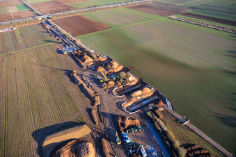 Site de construction de Vulcan Energy pour une usine d'extraction de lithium et d'énergie géothermique sur la piste cyclable et l'ancienne voie ferrée entre Herxheim et Landau à Landau in der Pfalz dans le département Rhénanie-Palatinat, Allemagne d'en haut