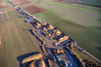 Site de construction de Vulcan Energy pour une usine d'extraction de lithium et d'énergie géothermique sur la piste cyclable entre Herxheim et Landau à Landau in der Pfalz dans le département Rhénanie-Palatinat, Allemagne d'en haut