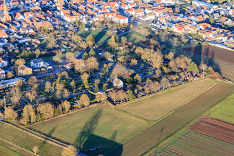 Vue aérienne de Cimetière Bellheim en hiver à Bellheim dans le département Rhénanie-Palatinat, Allemagne