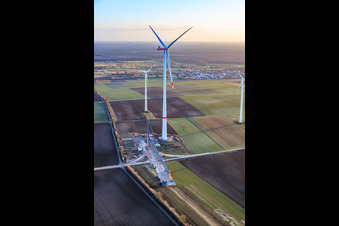 Modernisation du parc éolien de Minfeld. JUWI remplace quatre turbines plus anciennes (GE 1.5) datant de 2004 par deux nouvelles turbines modernes Vestas V162, d'une capacité de six MW chacune. à Kandel dans le département Rhénanie-Palatinat, Allemagne depuis l'avion