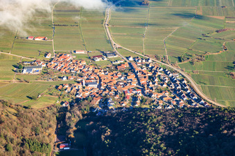 Vue aérienne de Village viticole sous les nuages de l'ouest à Eschbach dans le département Rhénanie-Palatinat, Allemagne