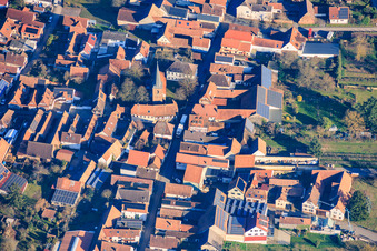 Vue aérienne de Centre du village avec église à le quartier Heuchelheim in Heuchelheim-Klingen dans le département Rhénanie-Palatinat, Allemagne