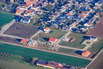Vue aérienne de Trois chantiers de construction d'immeubles d'appartements dans le nouveau quartier d'aménagement Im Niederfeld à le quartier Ingenheim in Billigheim-Ingenheim dans le département Rhénanie-Palatinat, Allemagne