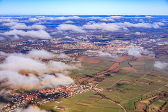 Vue aérienne de Vue de la ville depuis le sud-ouest sous les nuages à Landau in der Pfalz dans le département Rhénanie-Palatinat, Allemagne