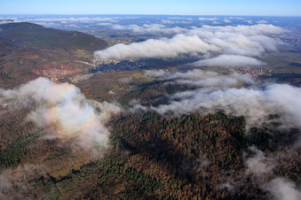 Vue aérienne de Vue sur le Hohenberg depuis le sud-ouest à Albersweiler dans le département Rhénanie-Palatinat, Allemagne