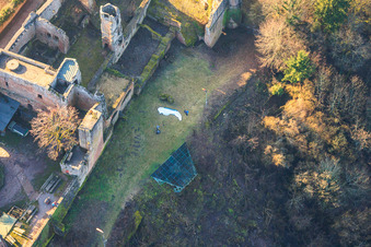 Vue aérienne de Des pilotes de parapente se préparent au décollage sur la rampe de deltaplane située sous le château de Madenburg. à Eschbach dans le département Rhénanie-Palatinat, Allemagne