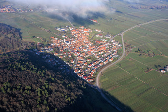 Vue aérienne de Village viticole sous les nuages du sud-ouest à Eschbach dans le département Rhénanie-Palatinat, Allemagne