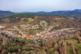 Vue aérienne de De l'ouest à Bundenthal dans le département Rhénanie-Palatinat, Allemagne