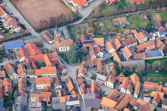Vue aérienne de Église protestante à le quartier Kapellen in Kapellen-Drusweiler dans le département Rhénanie-Palatinat, Allemagne