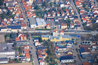 Gare et bâtiment commercial sur la Bahnhofsplatz à le quartier Böhl in Böhl-Iggelheim dans le département Rhénanie-Palatinat, Allemagne