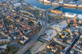 Site de la future Helmut-Kohl-Allee sur le terrain de l'ancien Rathaus Center, qui a été démoli jusqu'à ses fondations, situé sur la Hochstraße Nord (B44) qui sera encore démolie. à le quartier Mitte in Ludwigshafen am Rhein dans le département Rhénanie-Palatinat, Allemagne