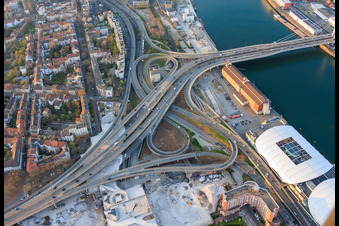 Accès par pont de l'autoroute surélevée nord (B44) au pont Konrad-Schuhmacher sur le Rhin avec bunker cubique, qui doit être démoli à partir d'août 2026 à le quartier Mitte in Ludwigshafen am Rhein dans le département Rhénanie-Palatinat, Allemagne