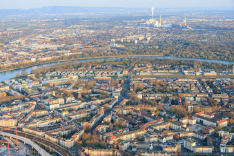 De la Wittelsbachstraße à l'île du Parc depuis le nord-ouest à le quartier Süd in Ludwigshafen am Rhein dans le département Rhénanie-Palatinat, Allemagne
