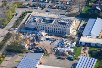 Démolition de l'ancien hôtel de ville Offenbach an der Queich entre la caserne de pompiers, la crèche municipale Queichhüpfer et le nouvel hôtel de ville à Offenbach an der Queich dans le département Rhénanie-Palatinat, Allemagne